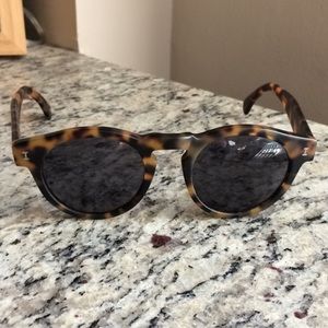 NWOT Illesteva Leonard Matte Tortoise